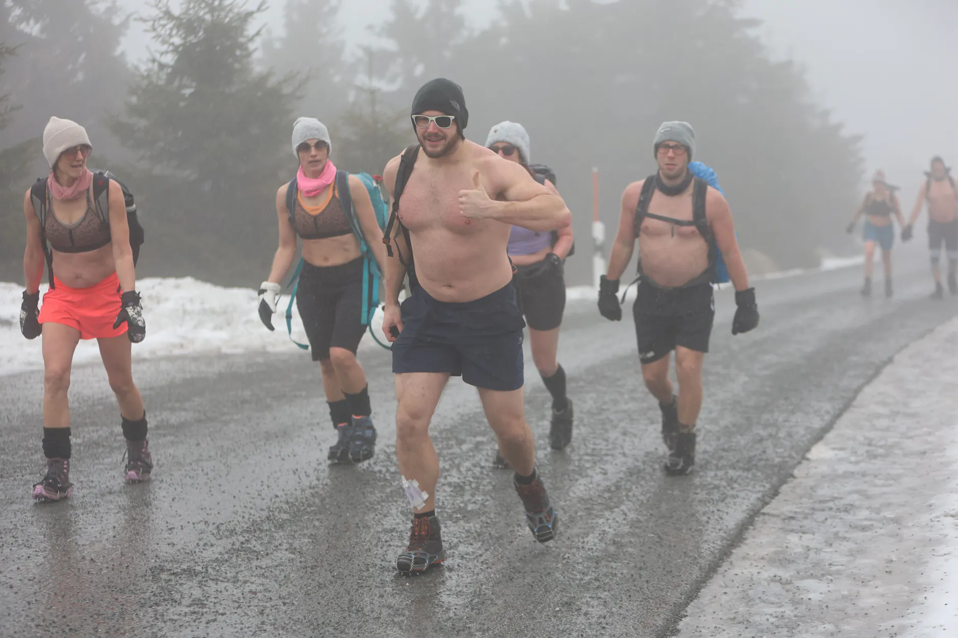 Am Freitag wird es auch im Harz wieder schneien. Bibbern aber zählt nicht. Vor wenigen Tagen hat auf dem Brocken eine Extremwandergruppe trainiert. Trotz Kälte ging es in kurzen Hosen und leicht bekleidet den Berg hoch. Ziel war es, seinen Körper an die Grenzen zu bringen.