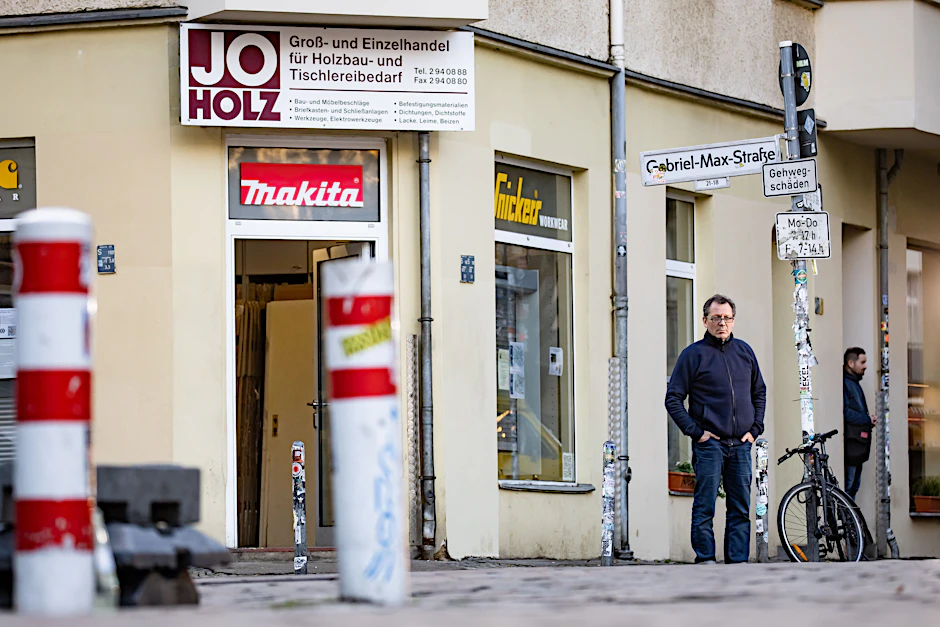 Es muss sich wie ein Endkampf anfühlen: Tim Johannson vor seinem Laden am Boxhagener Platz