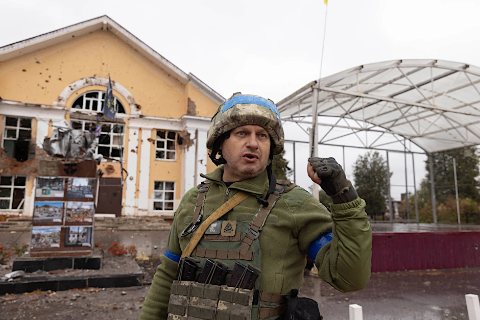 Ein Kommandeur vor einem Schutzraum im ukrainischen Sudscha