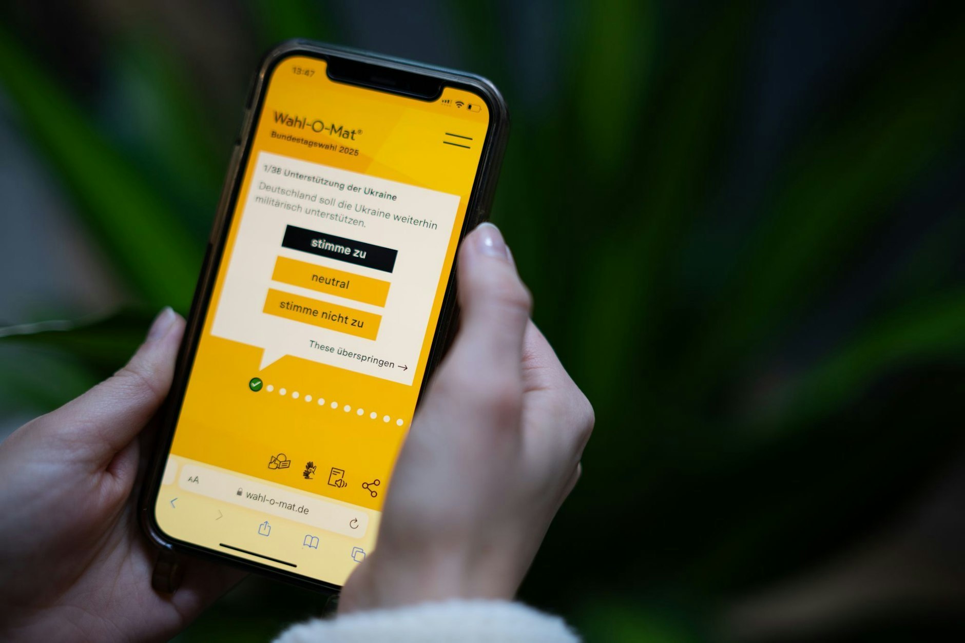 Die Inhalte des Wahl-O-Mats werden von der Bundeszentrale für politische Bildung (bpb) in Zusammenarbeit mit Wissenschaftlern erarbeitet.