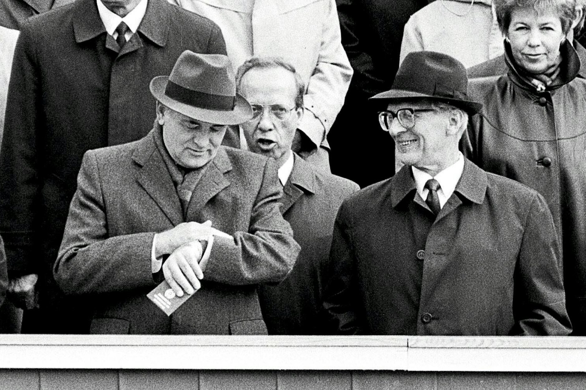 Michail Gorbatschow und Erich Honecker auf der Ehrentribüne anlässlich der Militärparade zur 40-Jahr-Feier der DDR