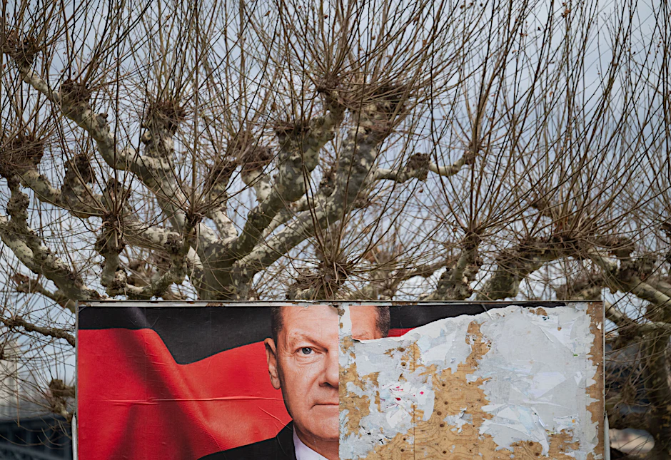 Ein beschädigtes Wahlplakat mit dem Foto von Bundeskanzler Olaf Scholz (SPD) für die Bundestagswahl 2025 steht am Rheinufer in Mainz. Symbolbild.