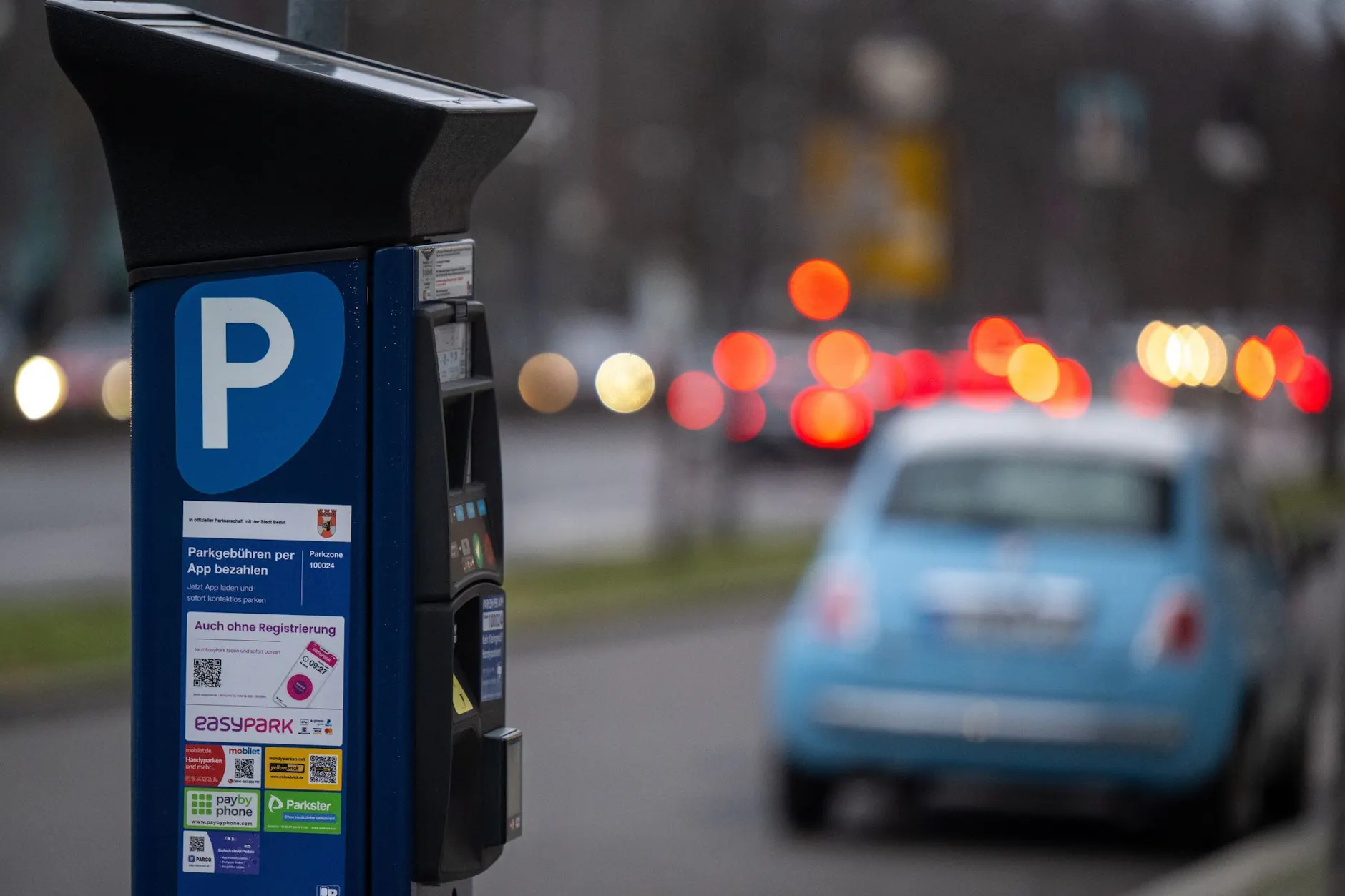 Ein Parkautomat in einer Parkzone im Berliner Bezirk Tiergarten. Anwohner benötigen hier eine Parkvignette, Besucher zahlen nach Zeit.