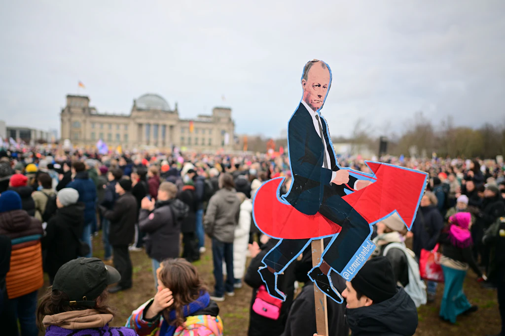 Als die Union Anfang des Jahres einen Antrag zur Zurückweisung&nbsp;von Asylsuchenden an den deutschen Grenzen mithilfe der AfD durch den Bundestag brachte, gab es dagegen große öffentliche Proteste.