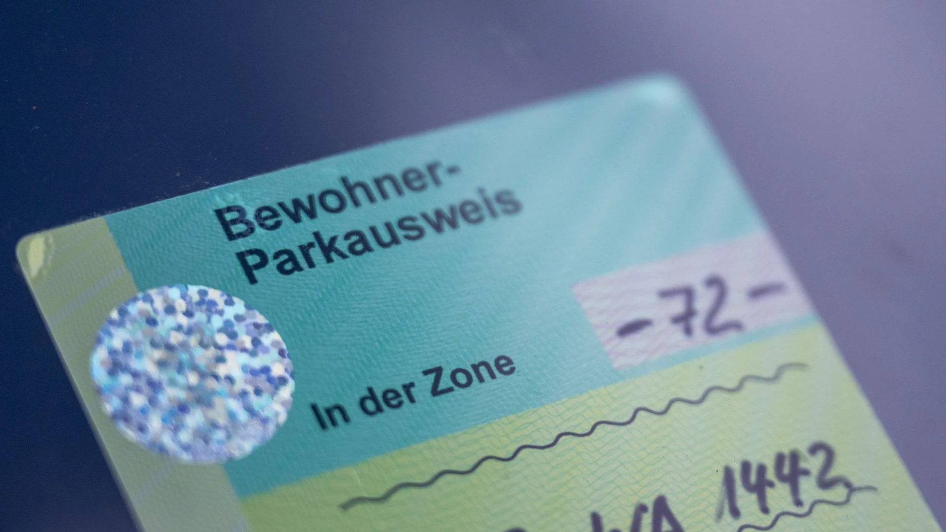 Ein Anwohner-Parkausweis kostet bisher 20,40 Euro für zwei Jahre. Doch die Preise sollen nach dem Willen von CDU und SPD jetzt nach oben schießen. 