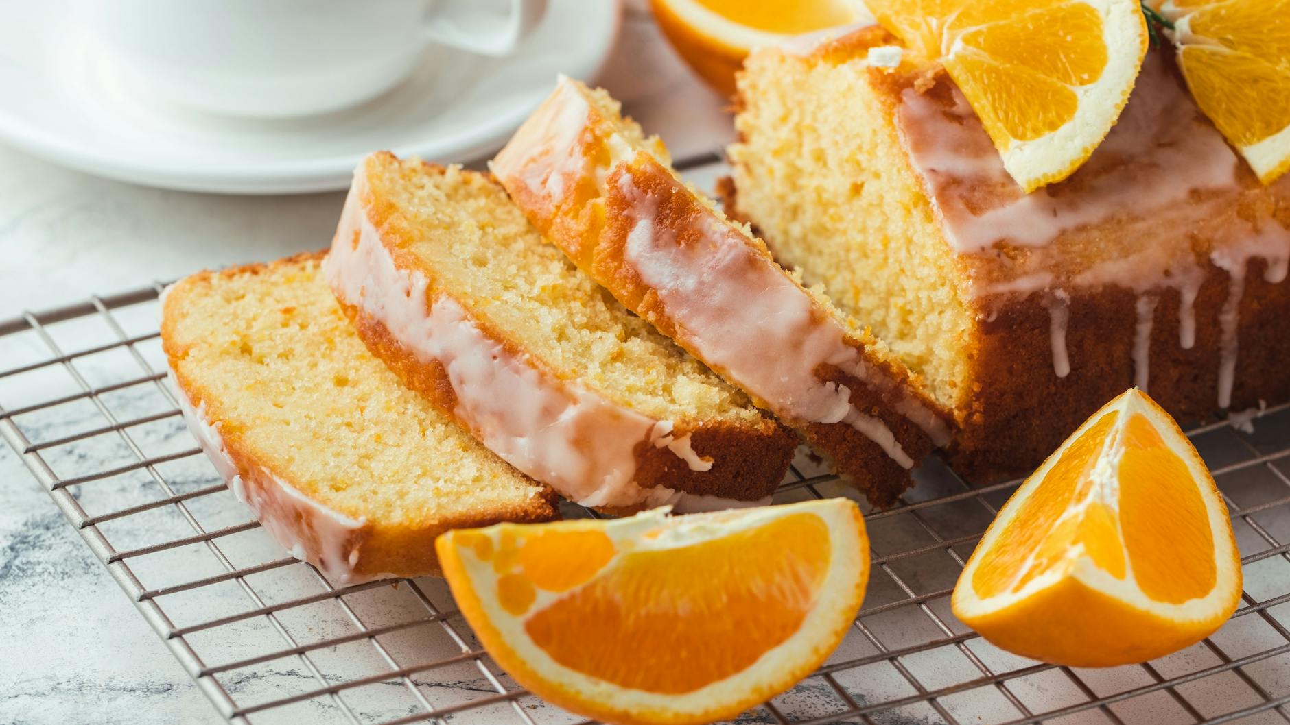 Die können den Orangenkuchen auch in einer Kastenform backen. Und statt ihn nur mit Puderzucker zu bestäuben, macht sich hier ein Zuckerguss gut.