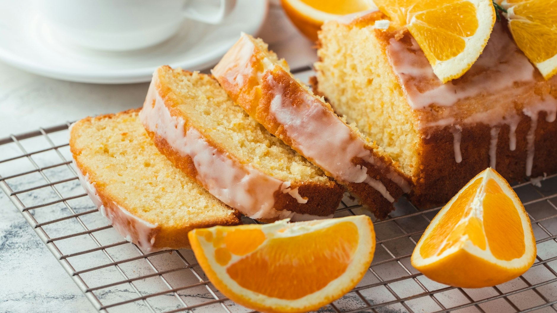 Die können den Orangenkuchen auch in einer Kastenform backen. Und statt ihn nur mit Puderzucker zu bestäuben, macht sich hier ein Zuckerguss gut.