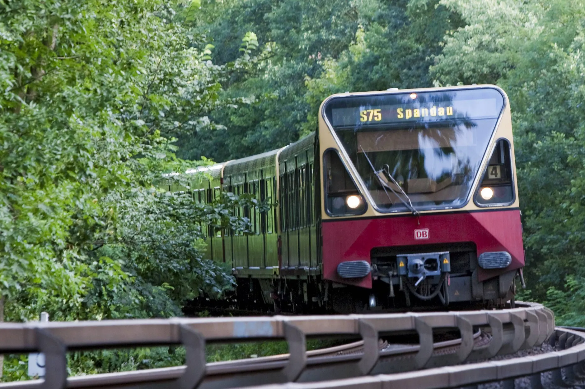 Die alten S-Bahnen der 480er-Baureihe müssen noch durchhalten: Die Ausschreibung für einen neuen Betreiber der Berliner S-Bahn und neue Züge wurde wieder mal verschoben.