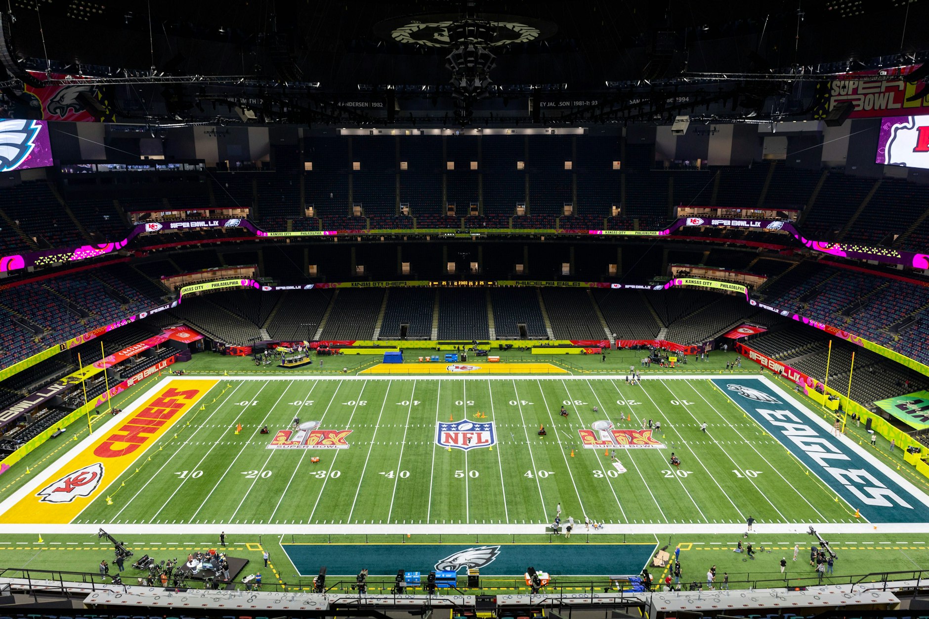 Das Spielfeld ist schon vorbereitet: In der Nacht zu Montag findet der Super Bowl statt.