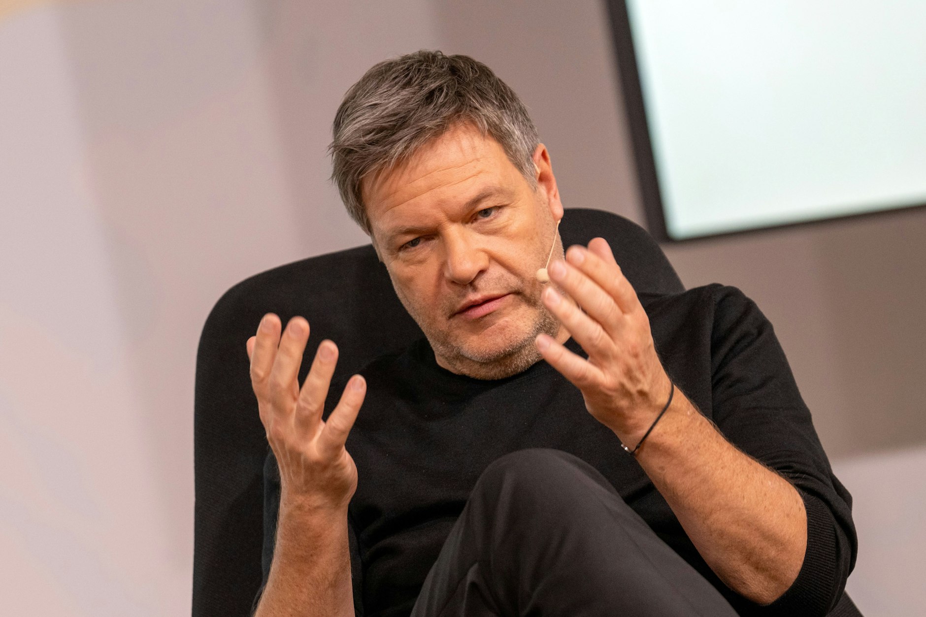 Robert Habeck, Spitzenkandidat von Bündnis 90/Die Grünen, gestikuliert bei Personio im Gespräch mit dem Vorstandsvorsitzenden (Symbolbild).