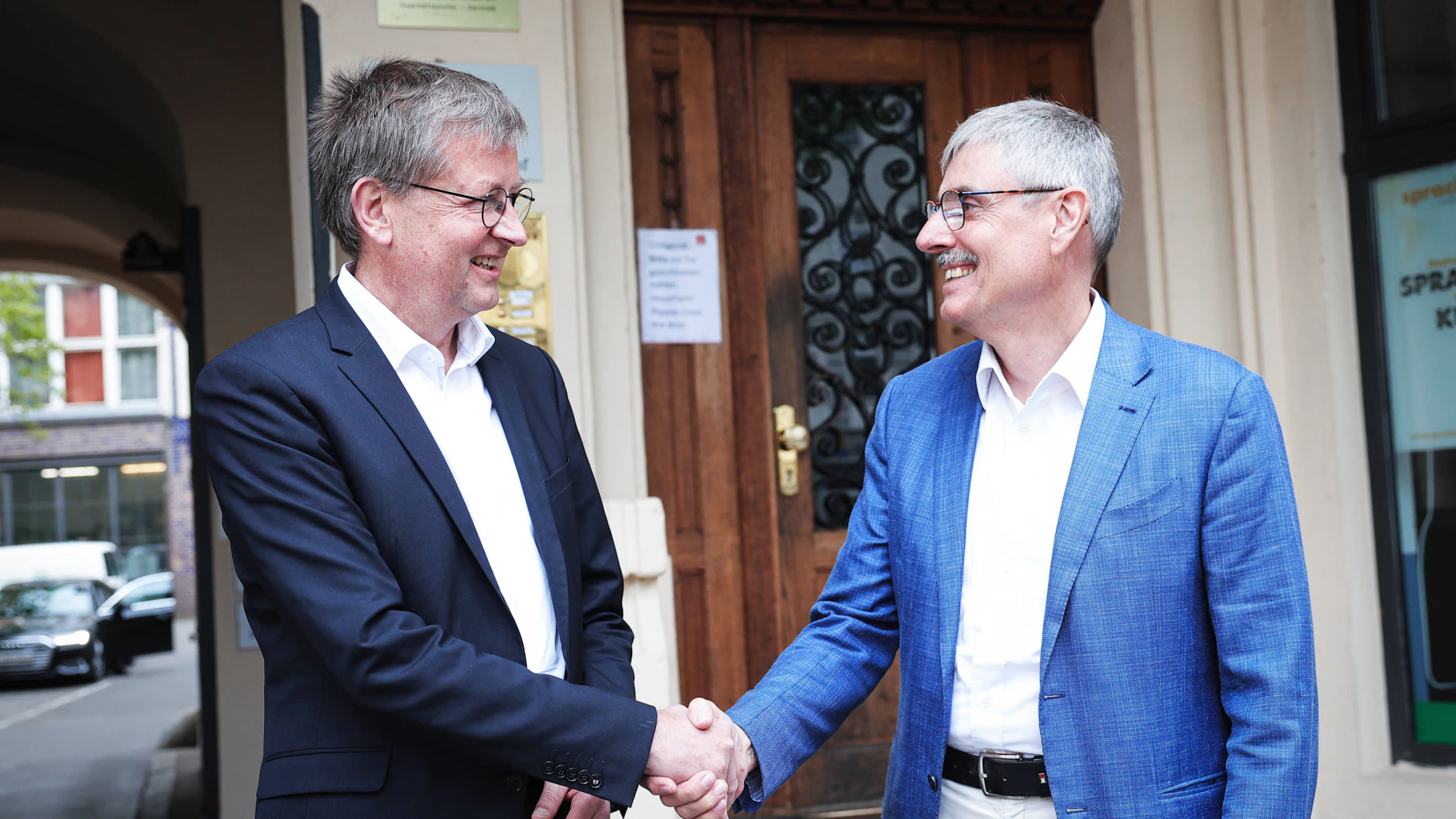 Im April vergangenen Jahres eröffnete in Berlin die Hauptgeschäftsstelle der Anonymen Alkoholiker e.V. (AA). Zur Eröffnung begrüßte AA-Vorsitzender Jürgen Höß Burkhard Blienert, Beauftragter der Bundesregierung für Sucht- und Drogenfragen.