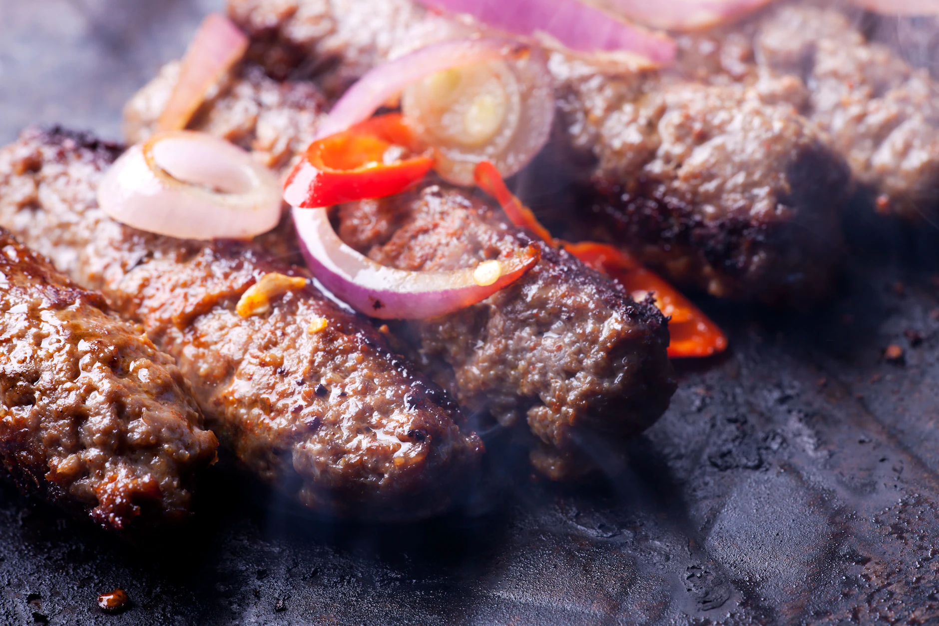 Saftig und gleichzeitig knusprig gebraten: So sehen leckere Kebaptscheta aus.