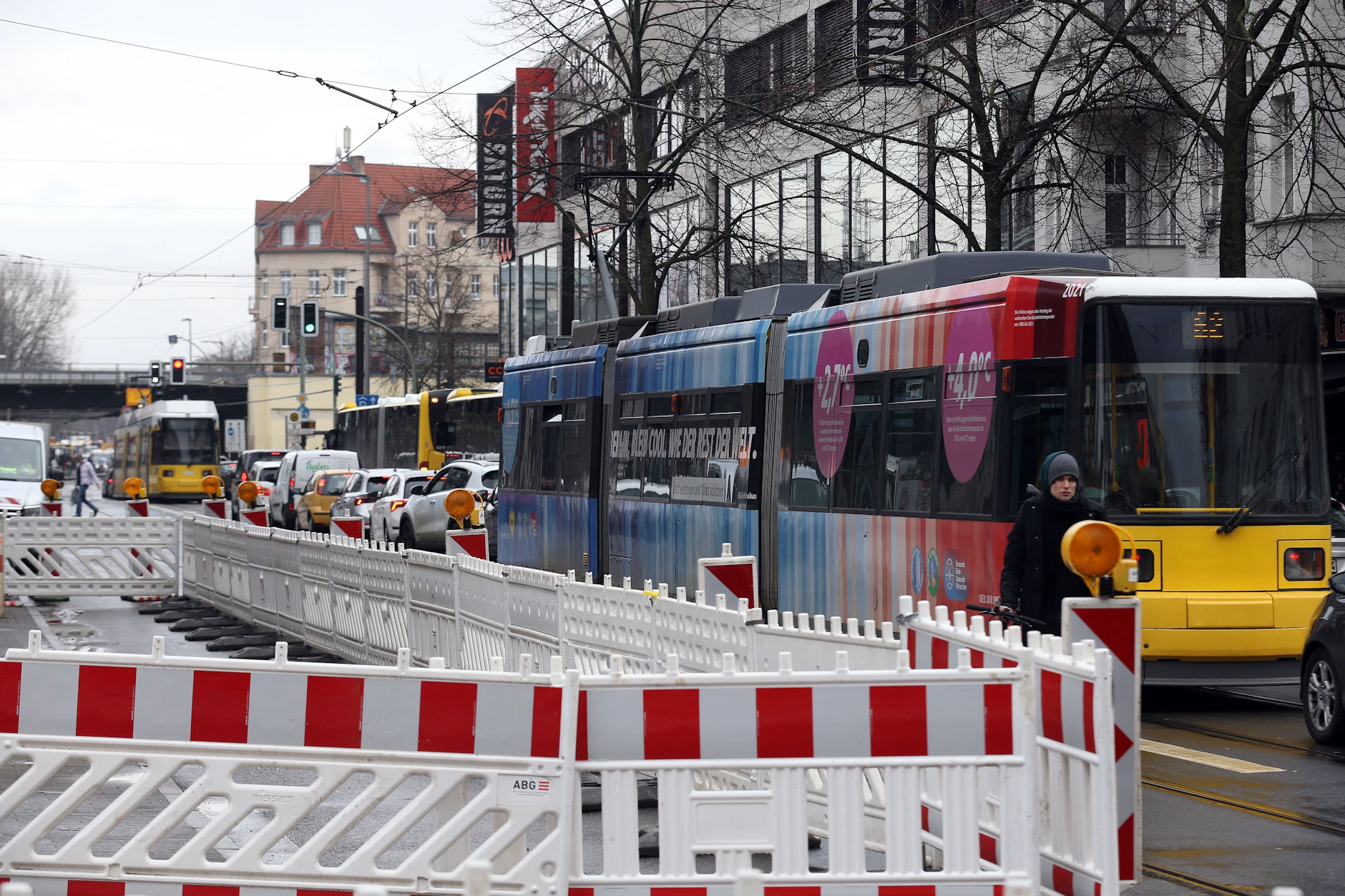 Verkehrschaos in der Köpenicker Bahnhofstraße: Die wichtige Verbindungsstraße ist schon seit vielen Monaten Dauerbaustelle. Der S-Bahnhof wird neu gebaut.