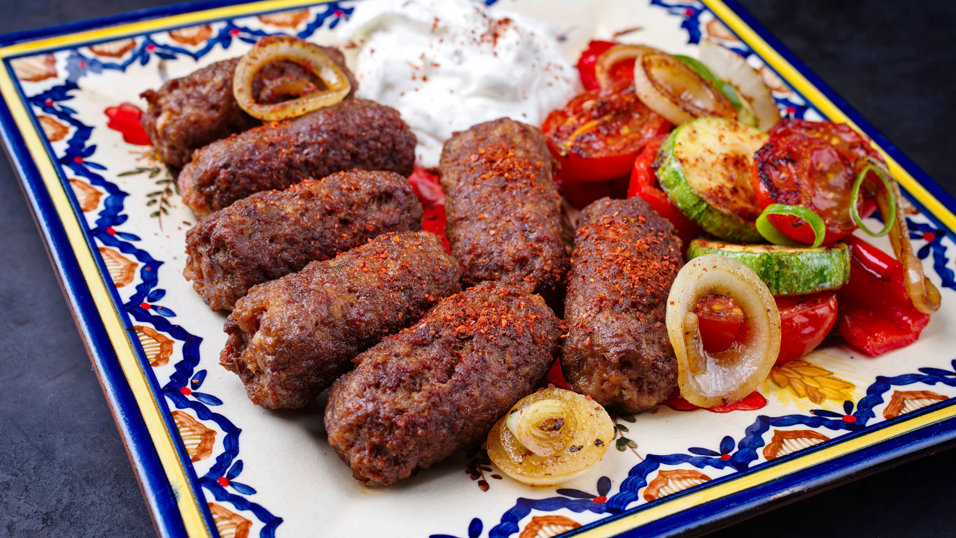 Zu den Kebaptscheta passen Reis, Tomaten, Paprikaschoten oder Zucchini.