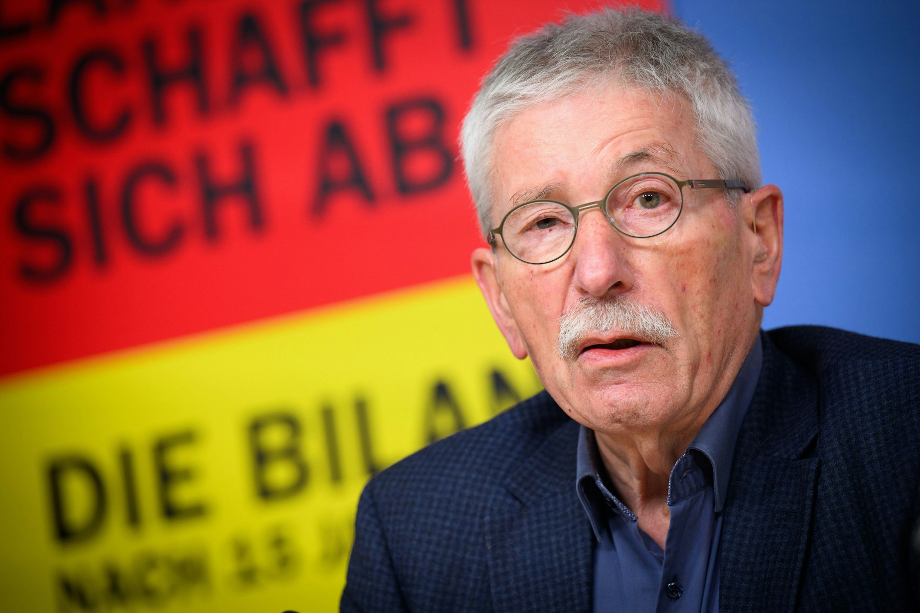 Thilo Sarrazin stellt im Haus der Bundespressekonferenz anlässlich seines 80. Geburtstags eine neue Version von „Deutschland schafft sich ab“ vor.