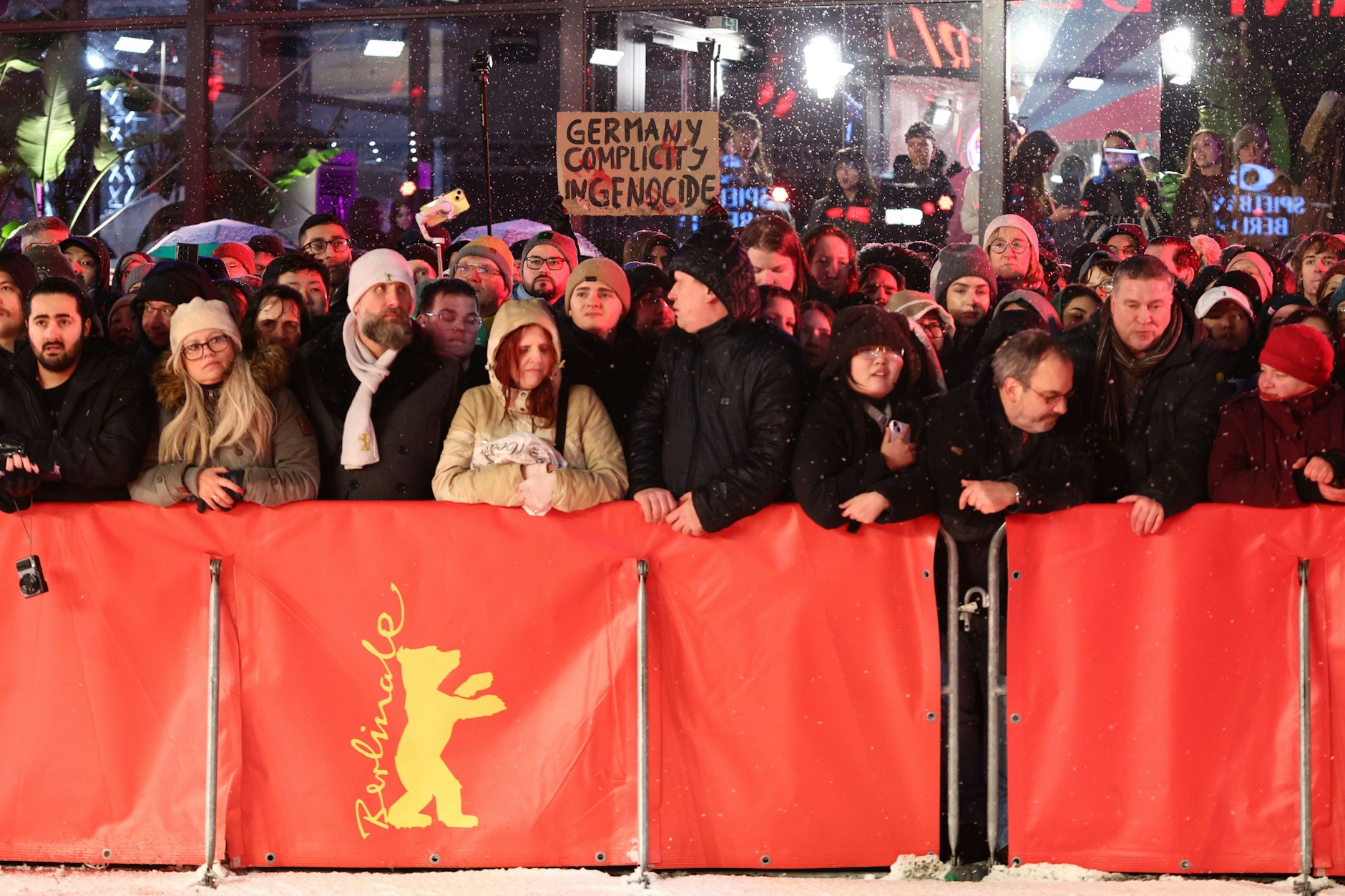 Zuschauer stehen am Eröffnungsabend der Berlinale am Roten Teppich. Auch dort kommt es zu politischen Statements.