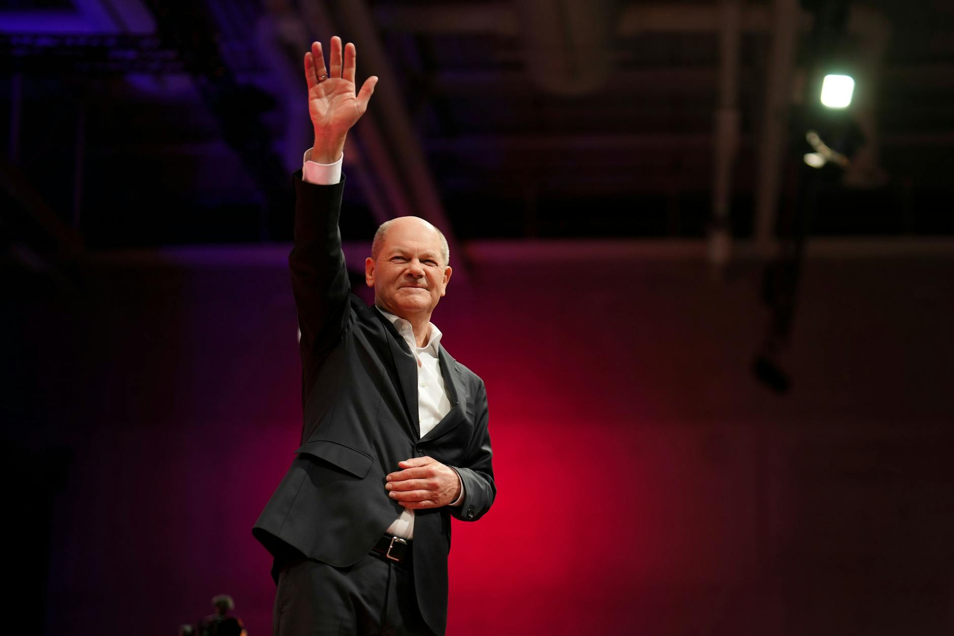 Von wegen Automat: Bundeskanzler Olaf Scholz (SPD) kann auch aus der Haut fahren. Zum Beispiel auf Partys mit Journalisten.