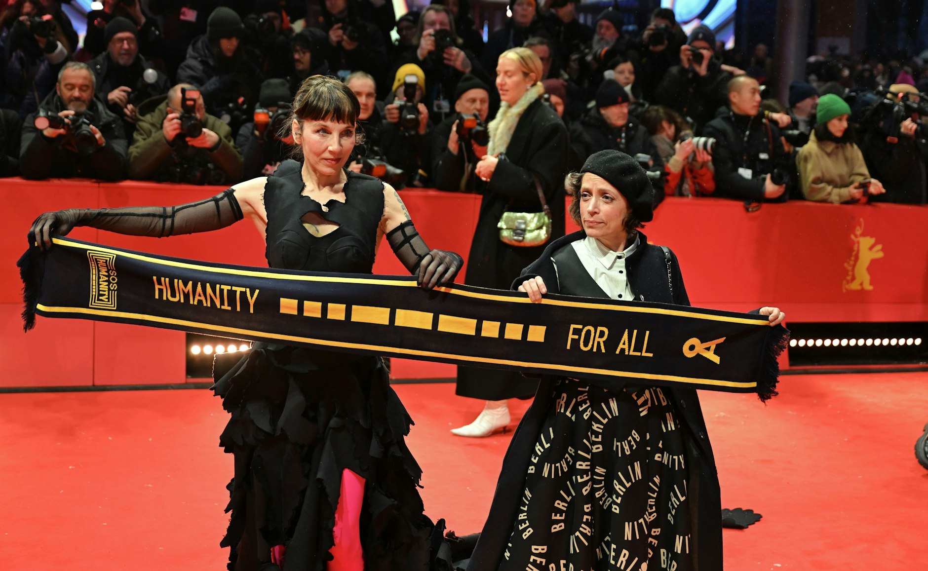 Meret Becker (l) und Anna Thalbach halten ein Banner mit der Aufschrift „Humanity for All“.