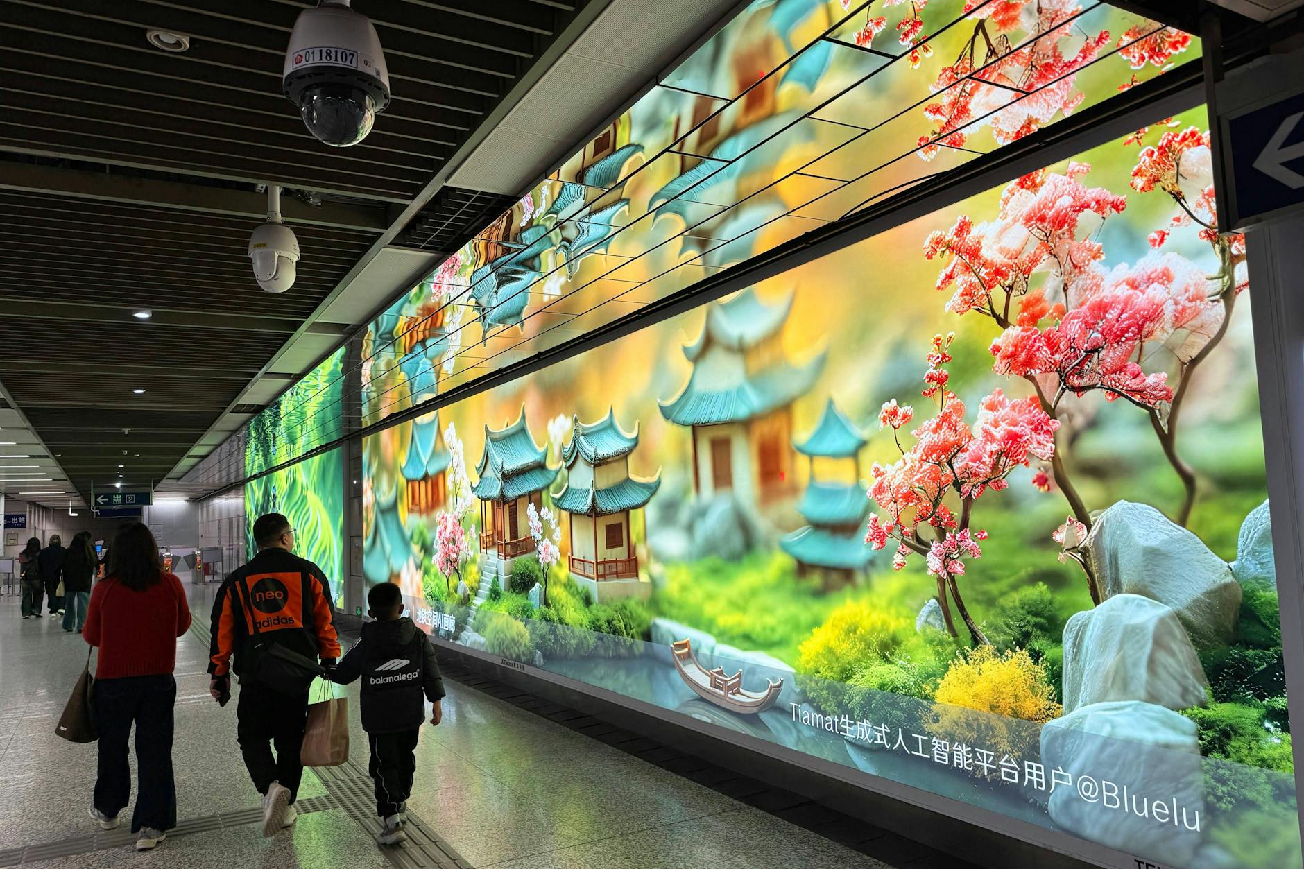 Bürger gehen am 24. November 2024 in Nanjing an einem Bildschirm vorbei, der ein von einer KI erstelltes Gemälde in einer U-Bahn-Station zeigt.