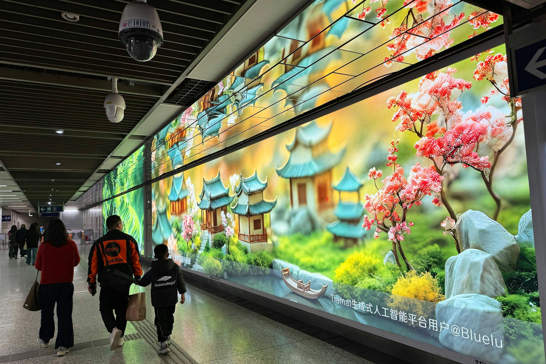 Bürger gehen am 24. November 2024 in Nanjing an einem Bildschirm vorbei, der ein von einer KI erstelltes Gemälde in einer U-Bahn-Station zeigt.