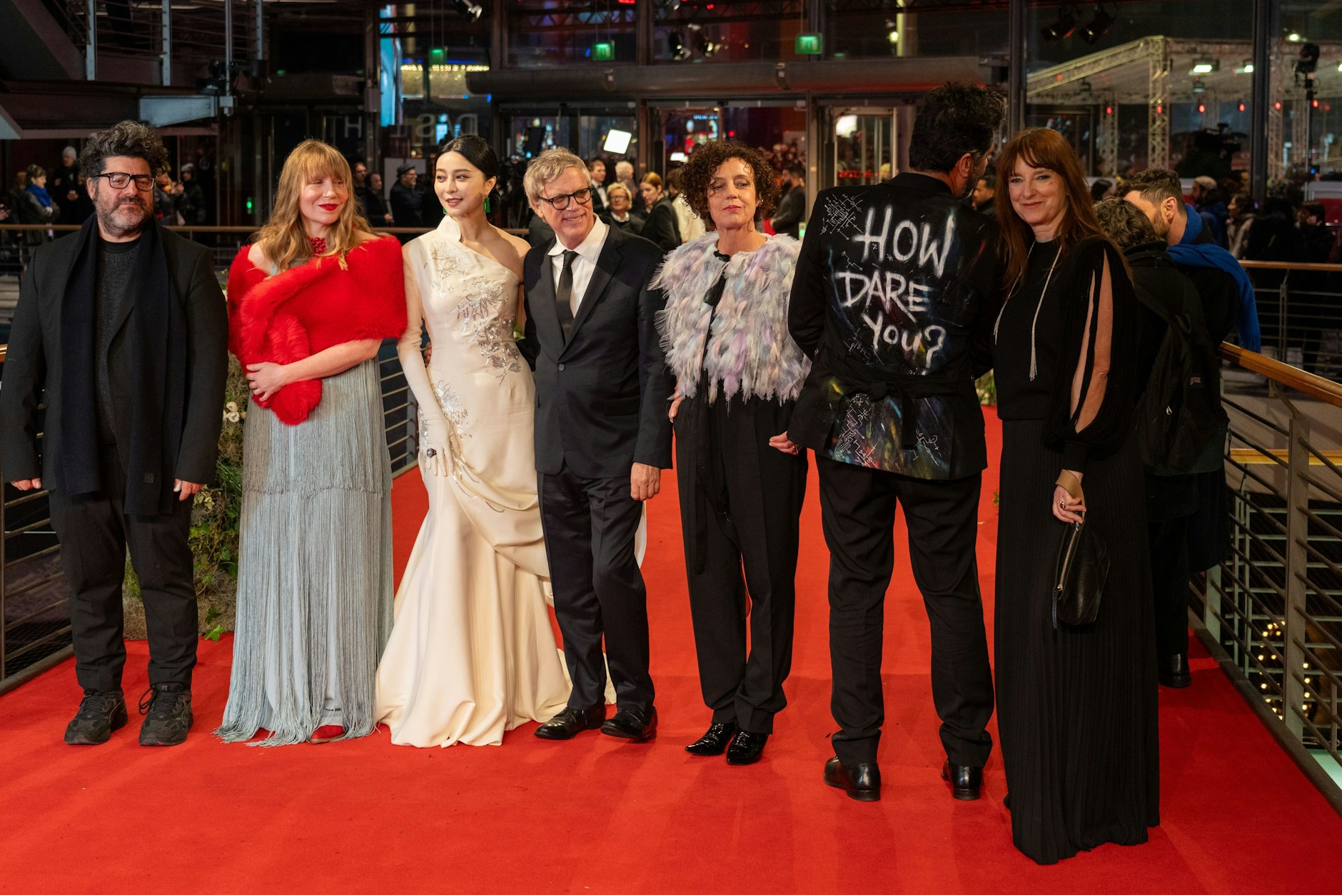 Die Berlinale-Jury auf dem roten Teppich: Stilwirrwarr mit politischer Botschaft