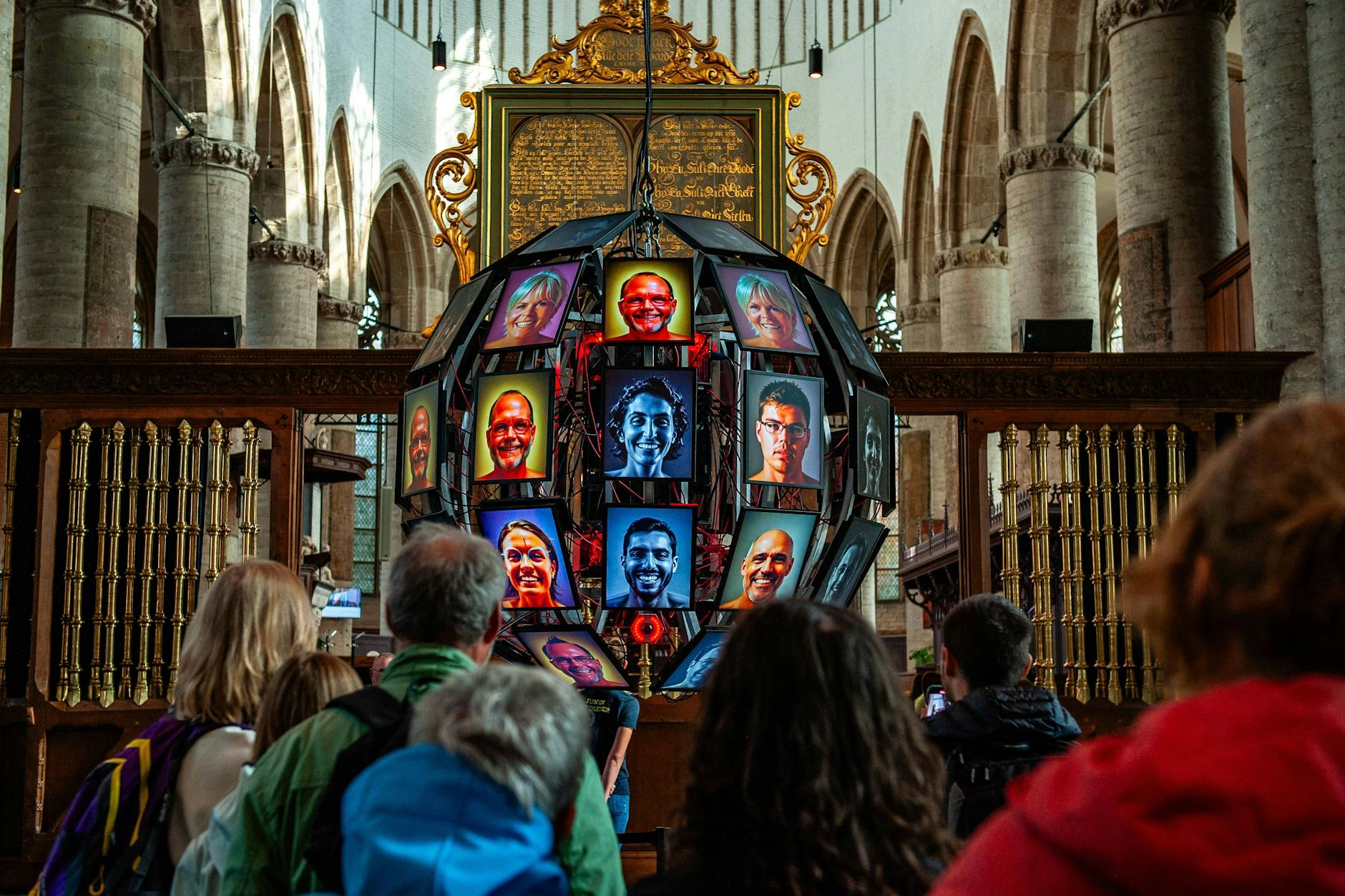 Menschen warten vor einer KI-Installation in Leiden.