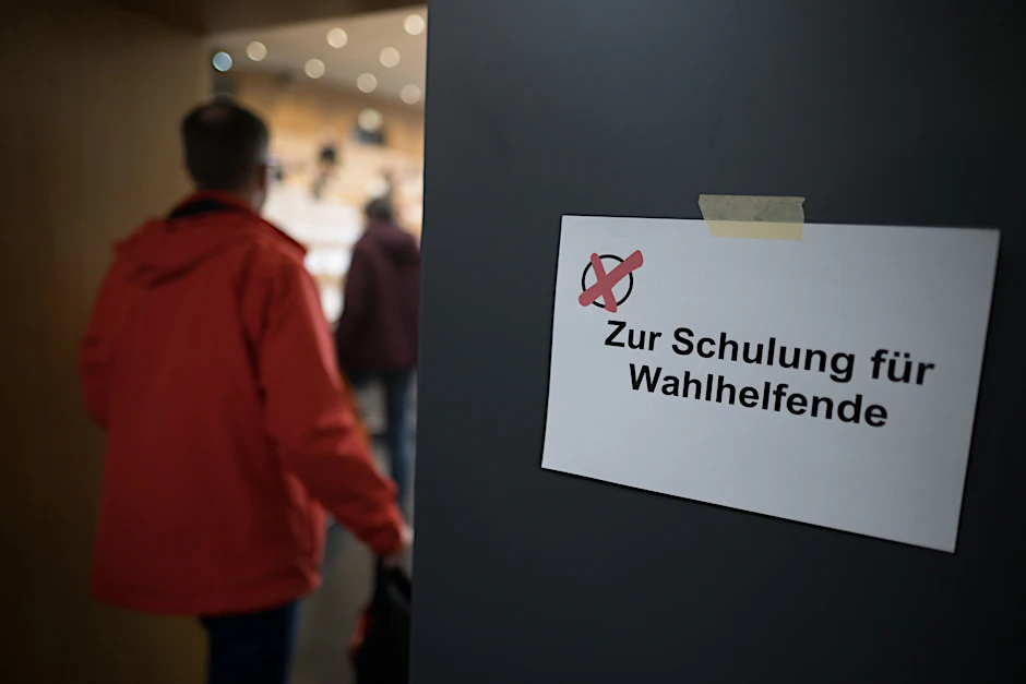 Berliner Wahlhelfer: Was passiert, wenn einem Wähler der Personalausweis in die Urne fällt?