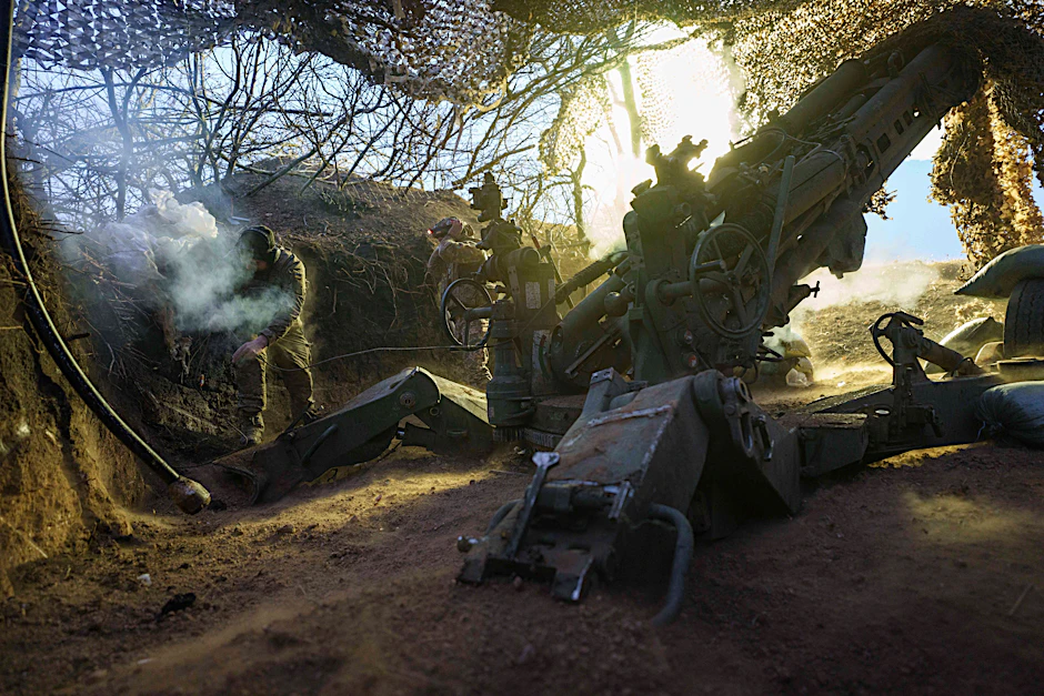 Ukrainische Soldaten der 148. Artilleriebrigade feuern mit einer Haubitze M777 auf russische Stellungen an der Frontlinie nahe Welyka Nowosilka.