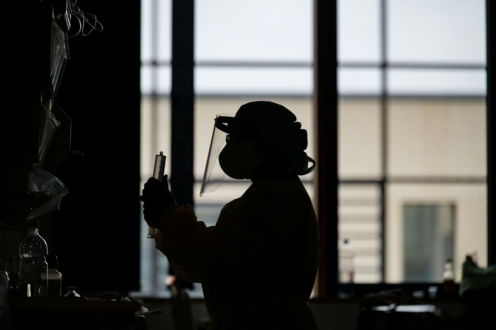 Eine Pflegerin auf einer Intensivstation für Covid-19-Patienten bereitet eine Kanüle vor.