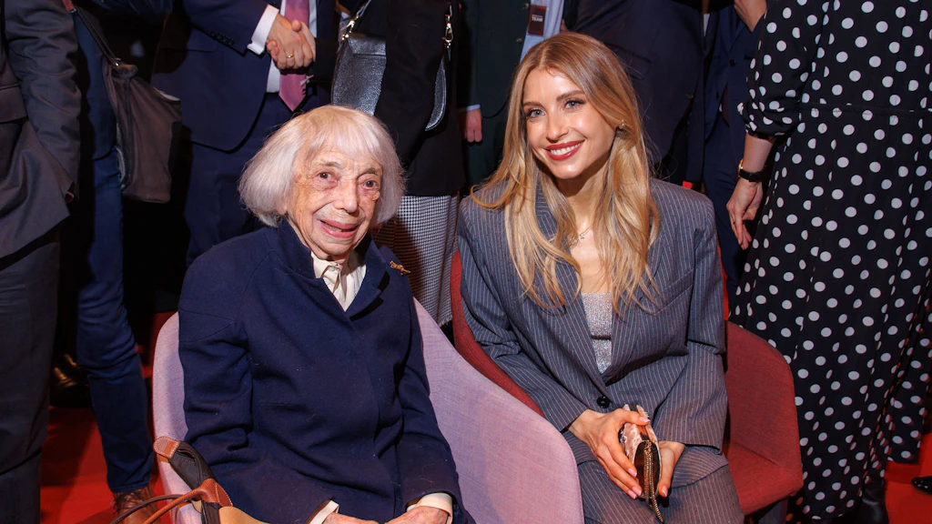 Die Holocaust-Überlebende Margot Friedländer neben Cathy Hummels auf der NRW-Berlinale-Party 2025.