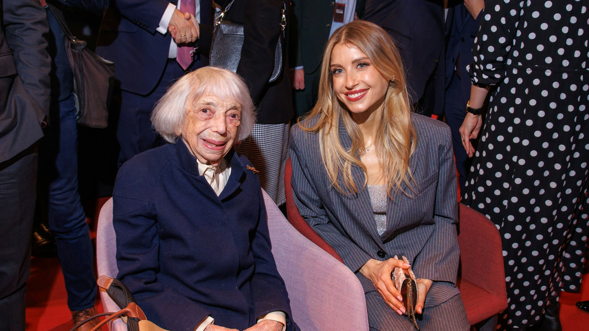 Die Holocaust-Überlebende Margot Friedländer neben Cathy Hummels auf der NRW-Berlinale-Party 2025.