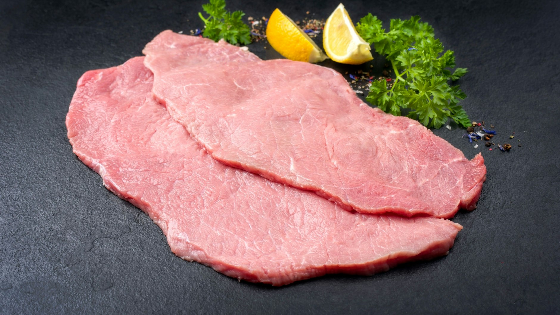 Ganz wichtig: Ein Cordon bleu ist nur dann ein Cordon bleu, wenn für die Zubereitung Kalbsschnitzel genommen wird. 