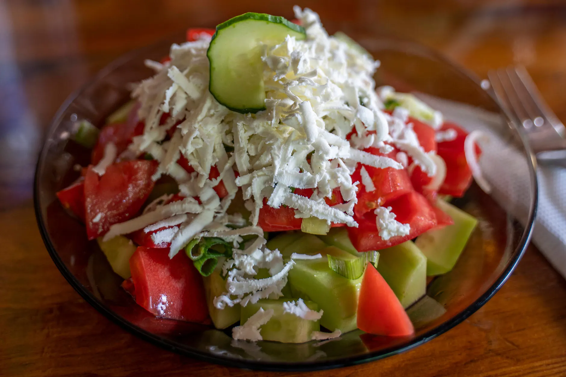Frisch und blitzschnell zubereitet: der Schopska-Salat aus Bulgarien.