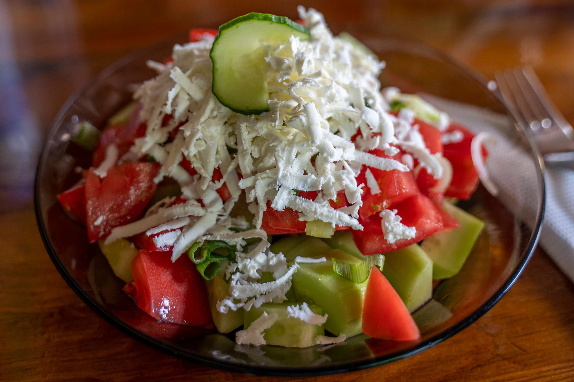 Frisch und blitzschnell zubereitet: der Schopska-Salat aus Bulgarien.