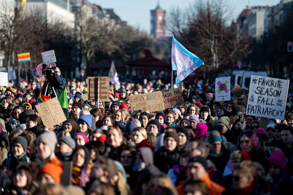 2025: Menschen nehmen an einer Demonstration für Schutz und Rechte von FLINTA-Personen in Berlin teil.