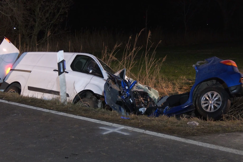 Der Kleintransporter und der völlig zerstörte Pkw der Familie liegen im Straßengraben nach einem Unfall, bei dem zwei Menschen in Pewsum starben.