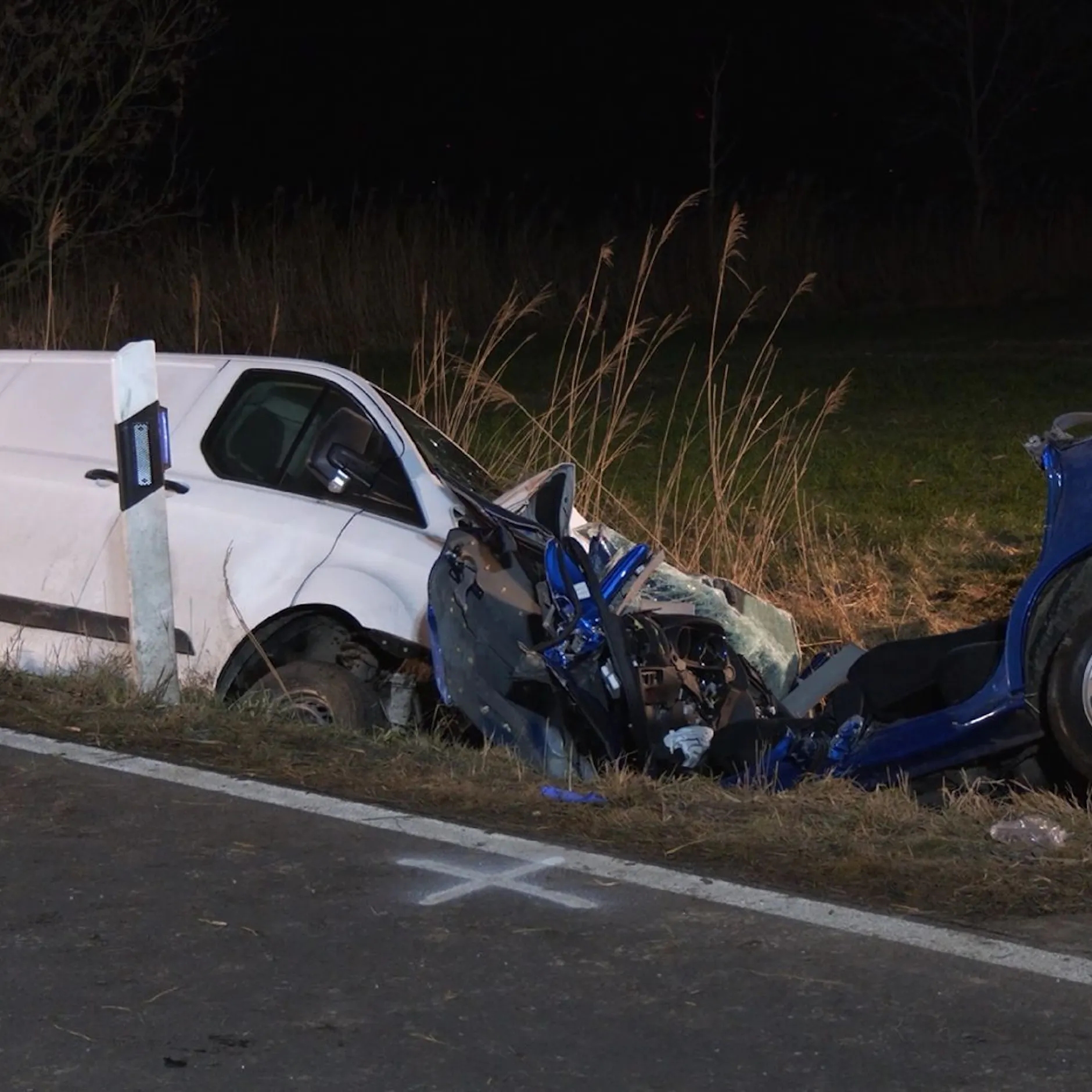 Schlimmer Crash: Beide Eltern sterben, 3-Jähriger überlebt auf der Rückbank