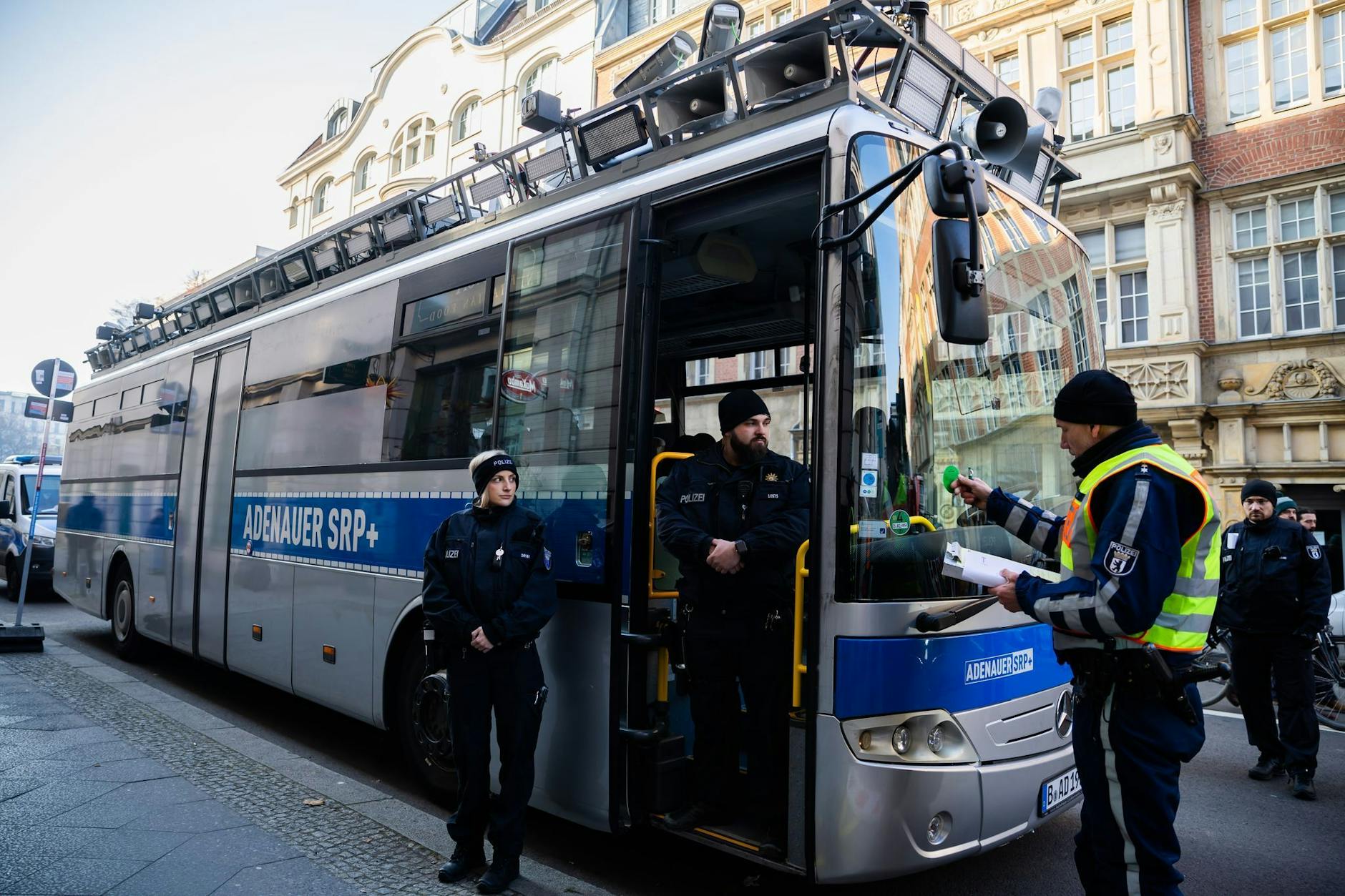 Der Bus „Adenauer SRP+“ des Zentrums für Politische Schönheit wurde bei einer Demonstration von der Polizei festgesetzt.