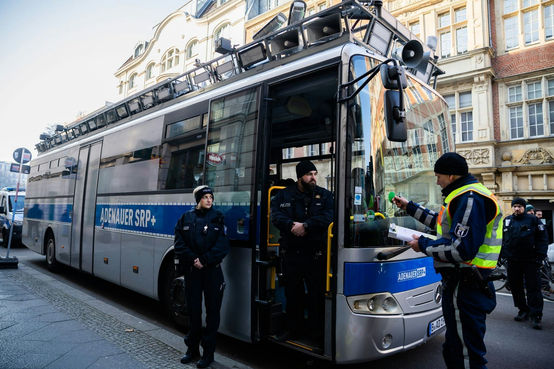 Der Bus „Adenauer SRP+“ des Zentrums für Politische Schönheit wurde bei einer Demonstration von der Polizei festgesetzt.