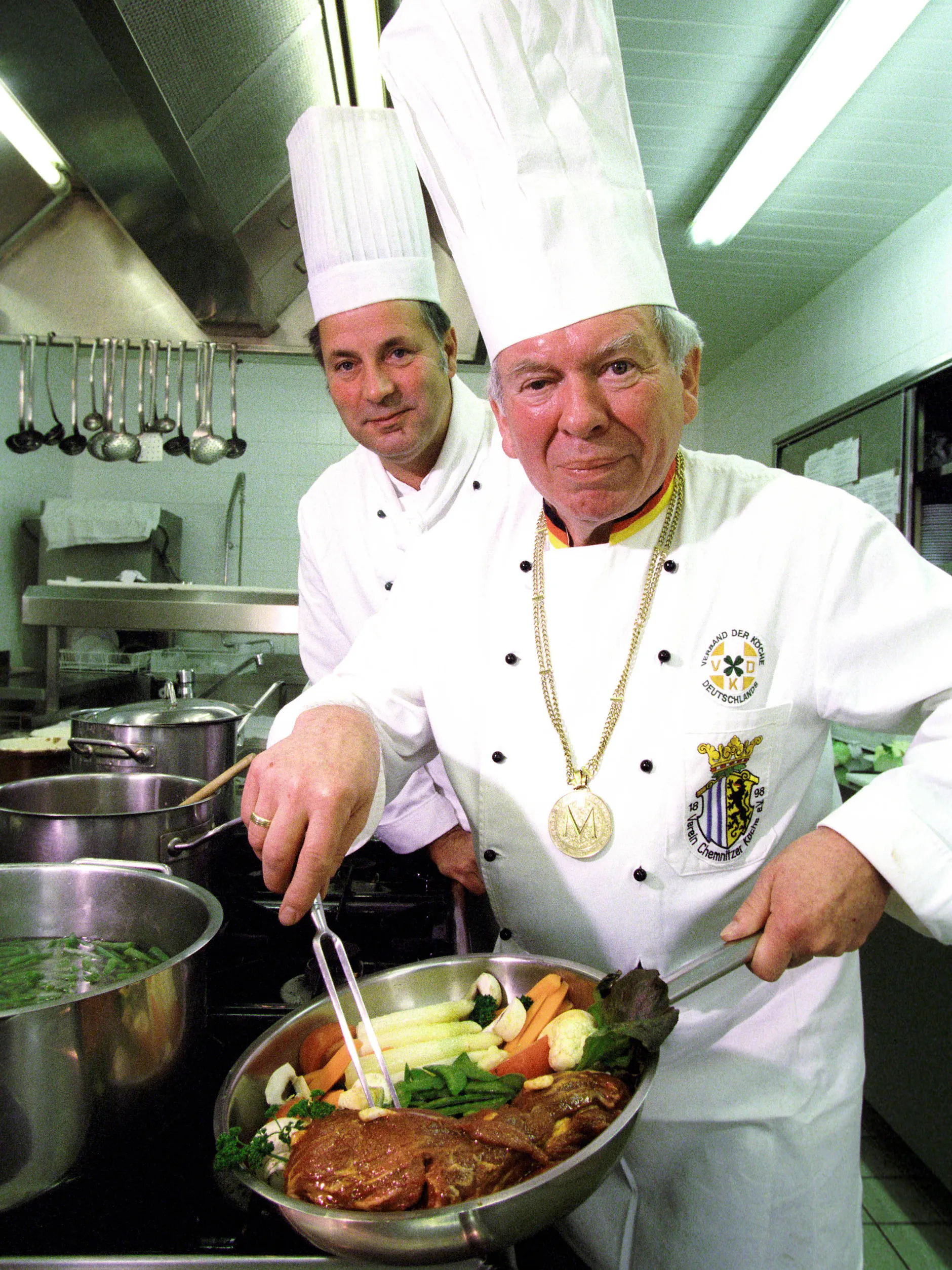Der DDR-Fernsehkoch Kurt Drummer kochte gern Deftiges – hier nach der Wende im Hotel Auerbach. Der 1928 in Sachsen geborene Gastronom starb schon im Jahre 2000.