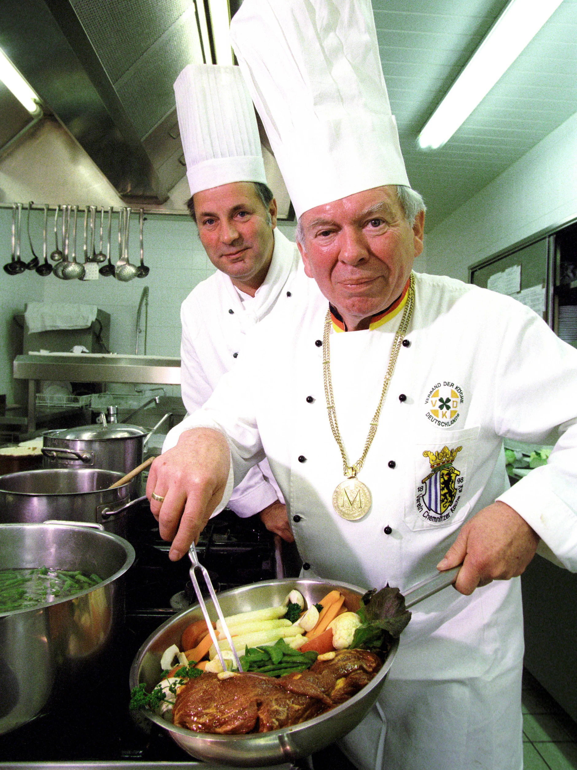 Der DDR-Fernsehkoch Kurt Drummer kochte gern Deftiges – hier nach der Wende im Hotel Auerbach. Der 1928 in Sachsen geborene Gastronom starb schon im Jahre 2000.
