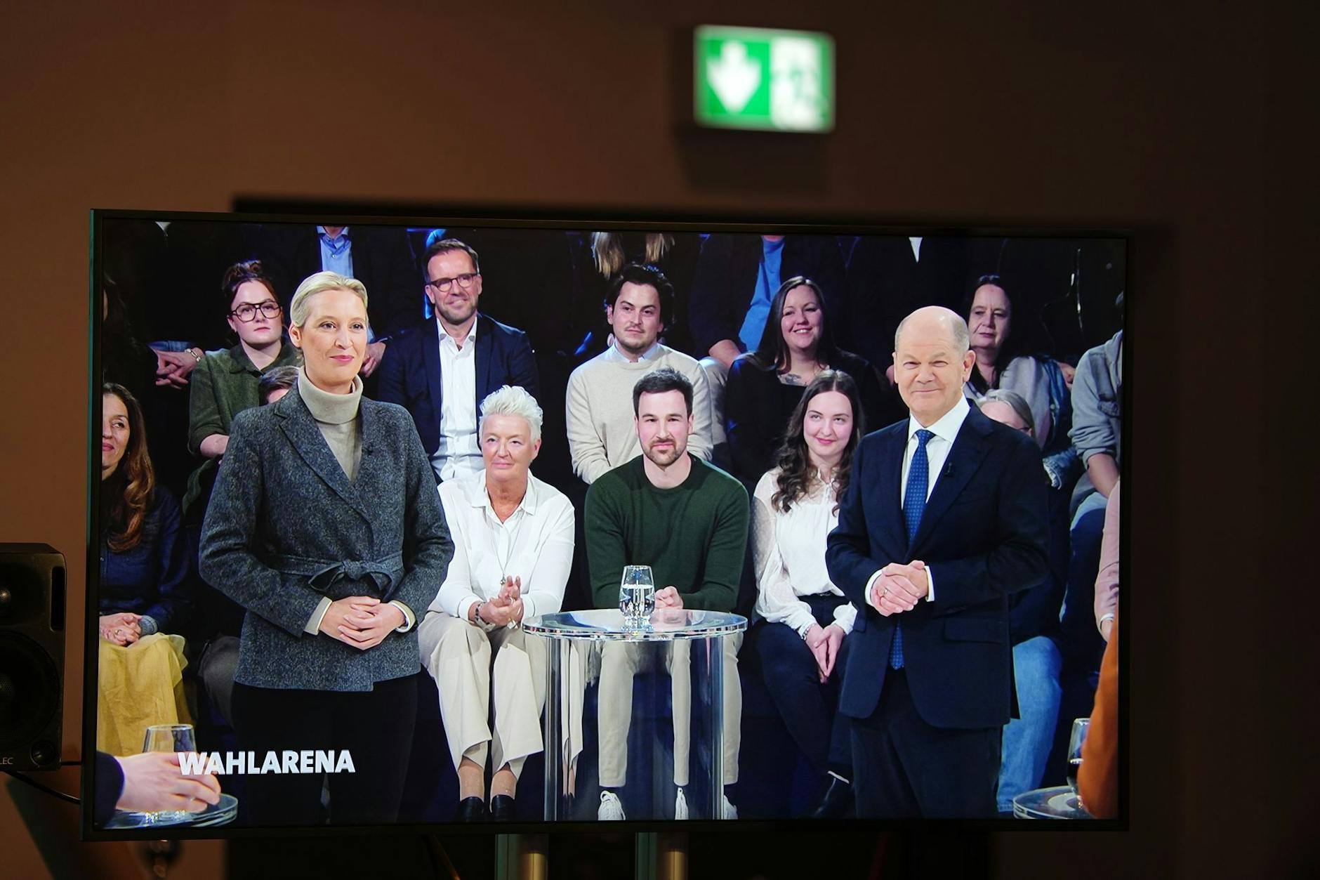 Alice Weidel, Fraktionsvorsitzende der AfD, und Bundeskanzler Olaf Scholz (SPD) bei der ARD-Sendung „Wahlarena“. Mit dabei auch Friedrich Merz (CDU) und Robert Habeck (Bündnis 90/Die Grünen)