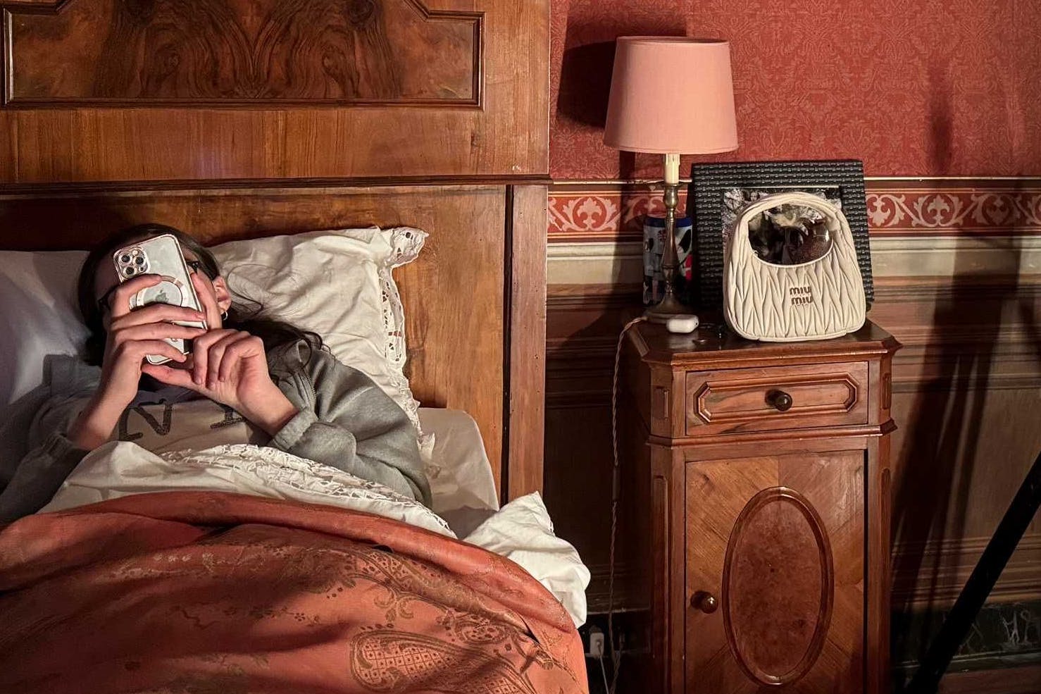 Die It-Bag von Miu Miu verbringt ihre Jugend zunächst wohlbehütet in der Toskana.