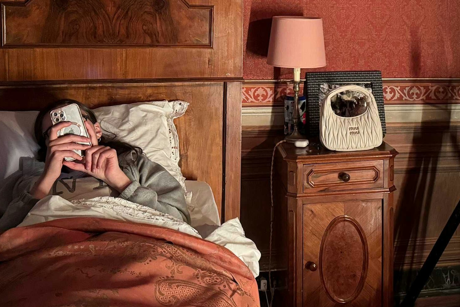 Die It-Bag von Miu Miu verbringt ihre Jugend zunächst wohlbehütet in der Toskana.