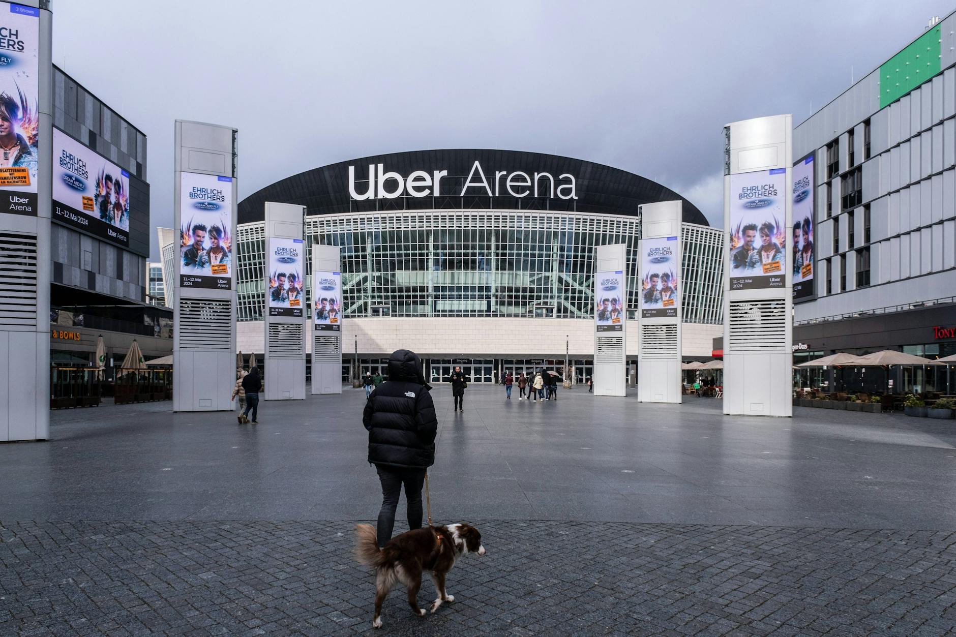 So grau, so seelenlos: die Uber Arena auf dem Uber-Platz