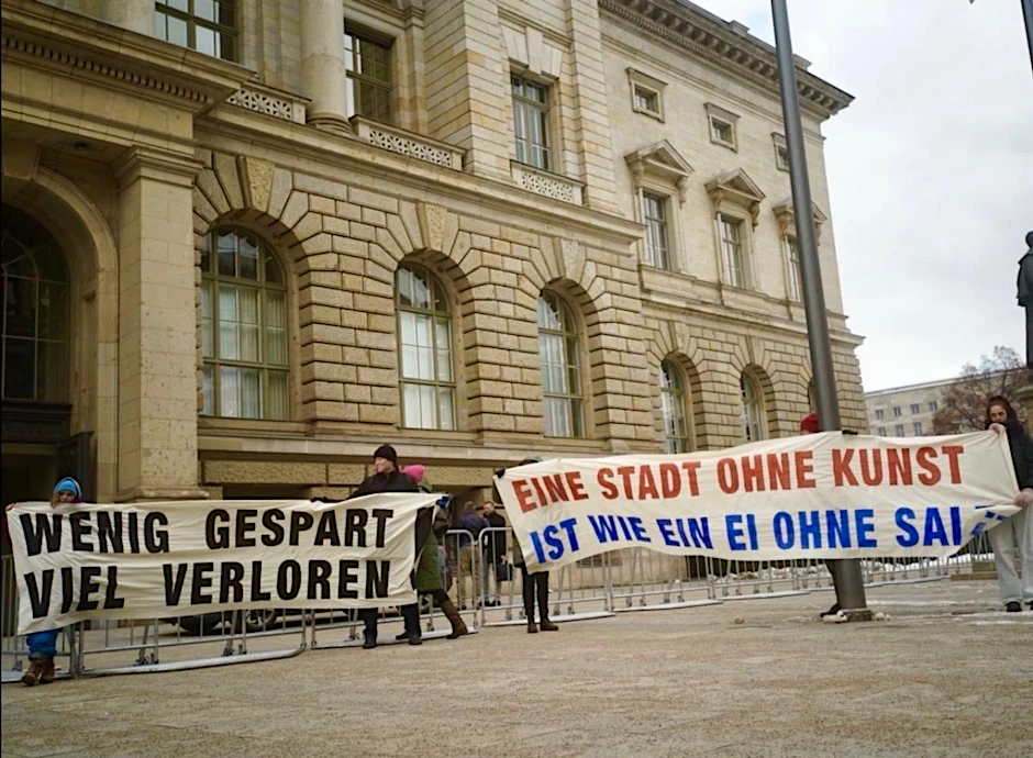 Demnächst abgewickelt? Künstlerinnen und Künstler des Neuköllner Atelierhauses Hobrechtstraße protestierten vor dem Berliner Abgeordnetenhaus.
