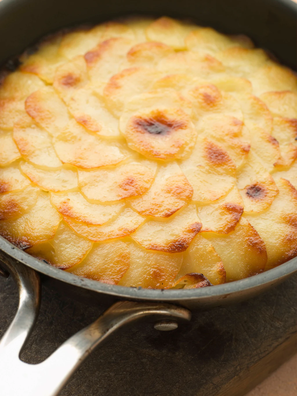Annakartoffeln: Die dünnen Kartoffelscheiben werden rosettenartig angeordnet und im Ofen gebacken.