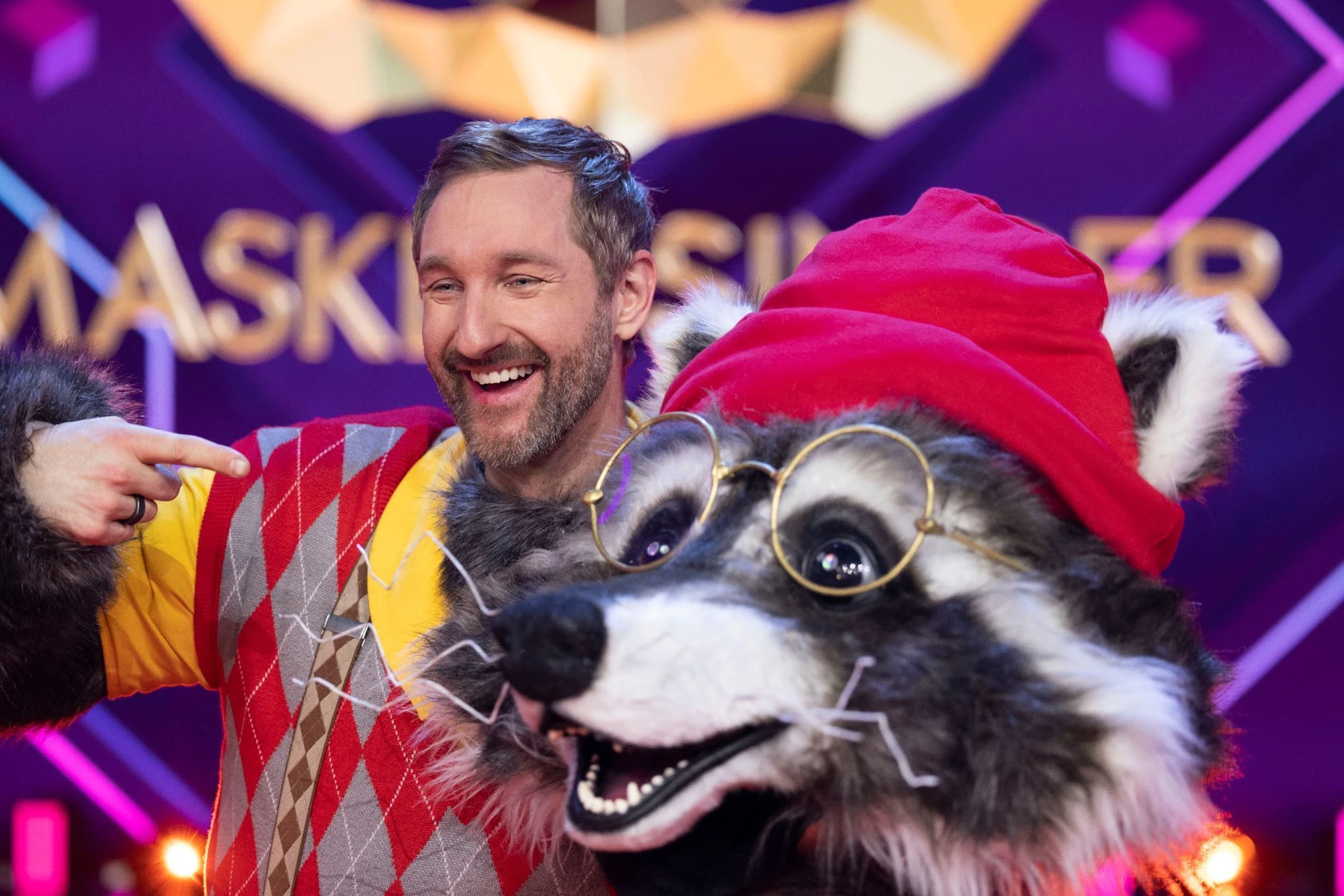 Daniel Boschmann ist für jeden Spaß zu haben - er moderiert nicht nur beim Frühstücksfernsehen, sondern stand auch schon als Waschbär bei „The Masked Singer“ auf der Bühne.