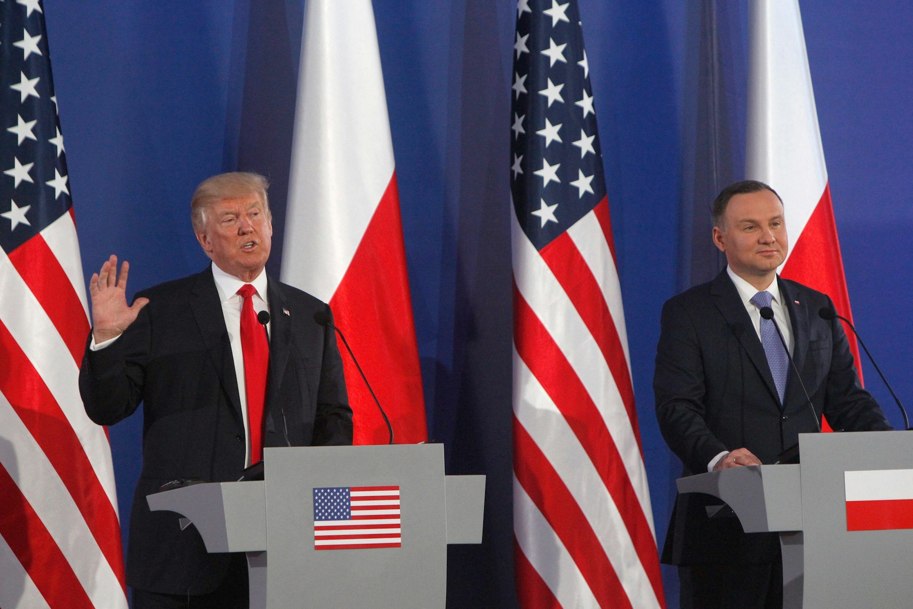 Donald Trump hat kürzlich Auslandshilfen blockiert, etwa Zahlungen an Polen.