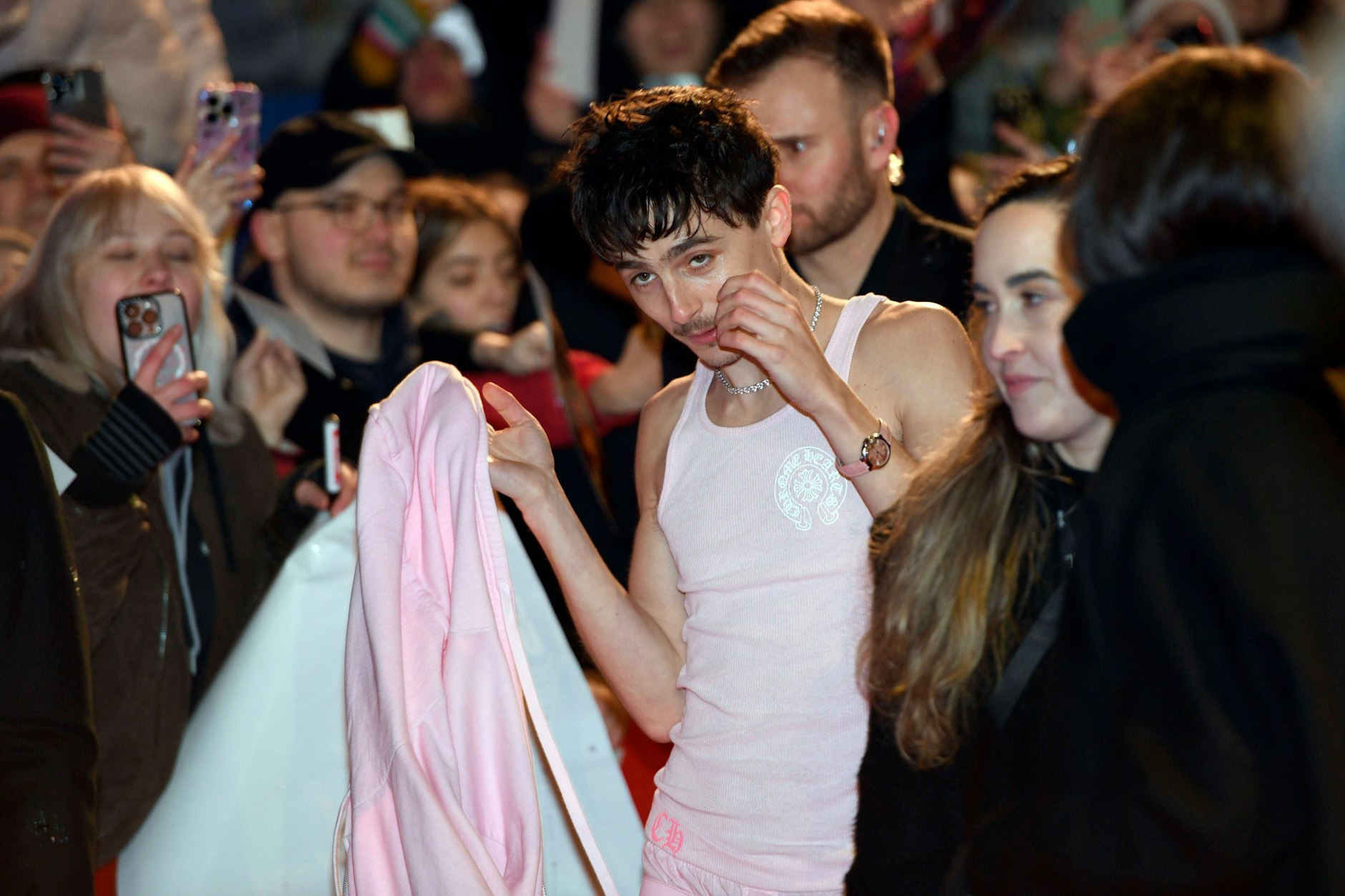 Zum Valentinstag erschien Stil-Ikone Timothée Chalamet im rosaroten Look bei der Premiere seines Films „Like a Complete Unknown“.